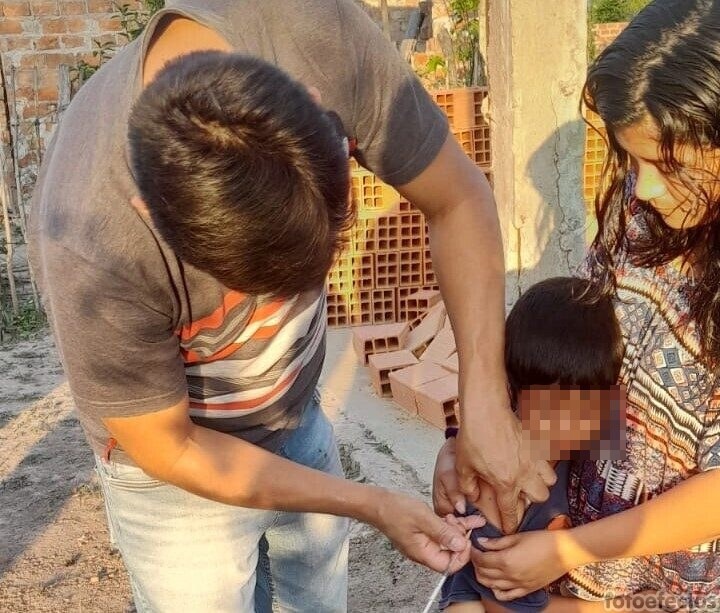 Operativos de vacunación domiciliaria para las familias de Villa Dos Trece