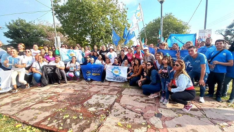 Precandidatos de Unión por la Patria entregan boletas a los vecinos