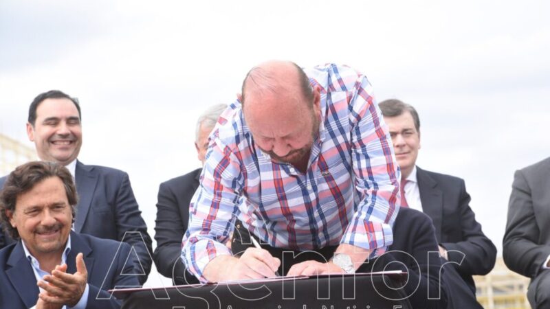 Insfrán firmó contratos para la instalación de parques solares en Laguna Yema e Ingeniero Juárez