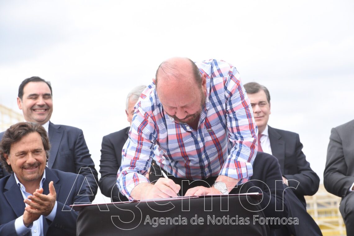 Insfrán firmó contratos para la instalación de parques solares en Laguna Yema e Ingeniero Juárez