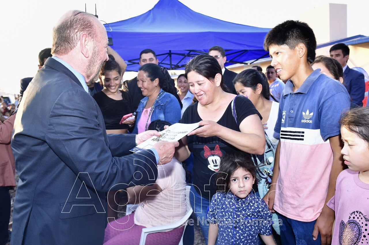 El gobernador Insfrán concretó la entrega de 80 viviendas en Pirané