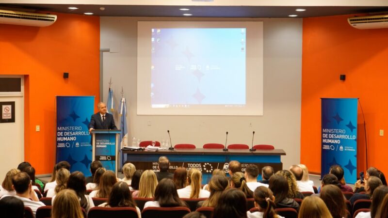 El ministro Gómez acompañó el acto de colación de residentes y jefes de Residencias de Odontología 2023