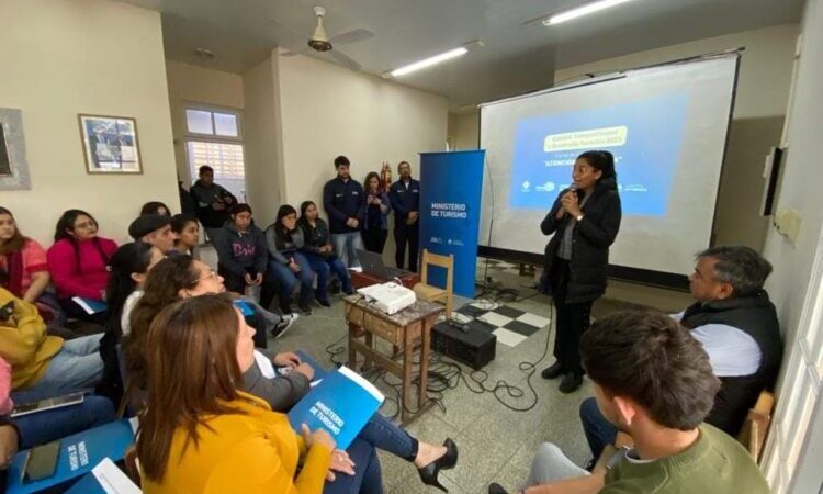 Unos 45 prestadores turísticos recibieron capacitación en Posta Cambio Zalazar