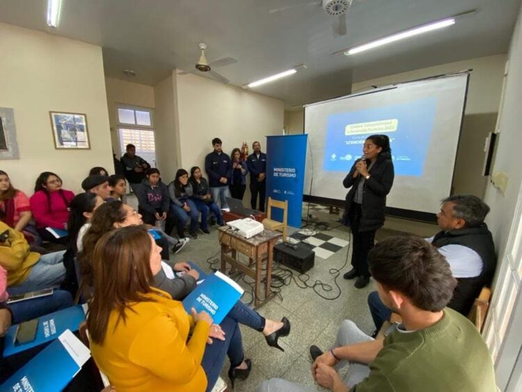 Unos 45 prestadores turísticos recibieron capacitación en Posta Cambio Zalazar