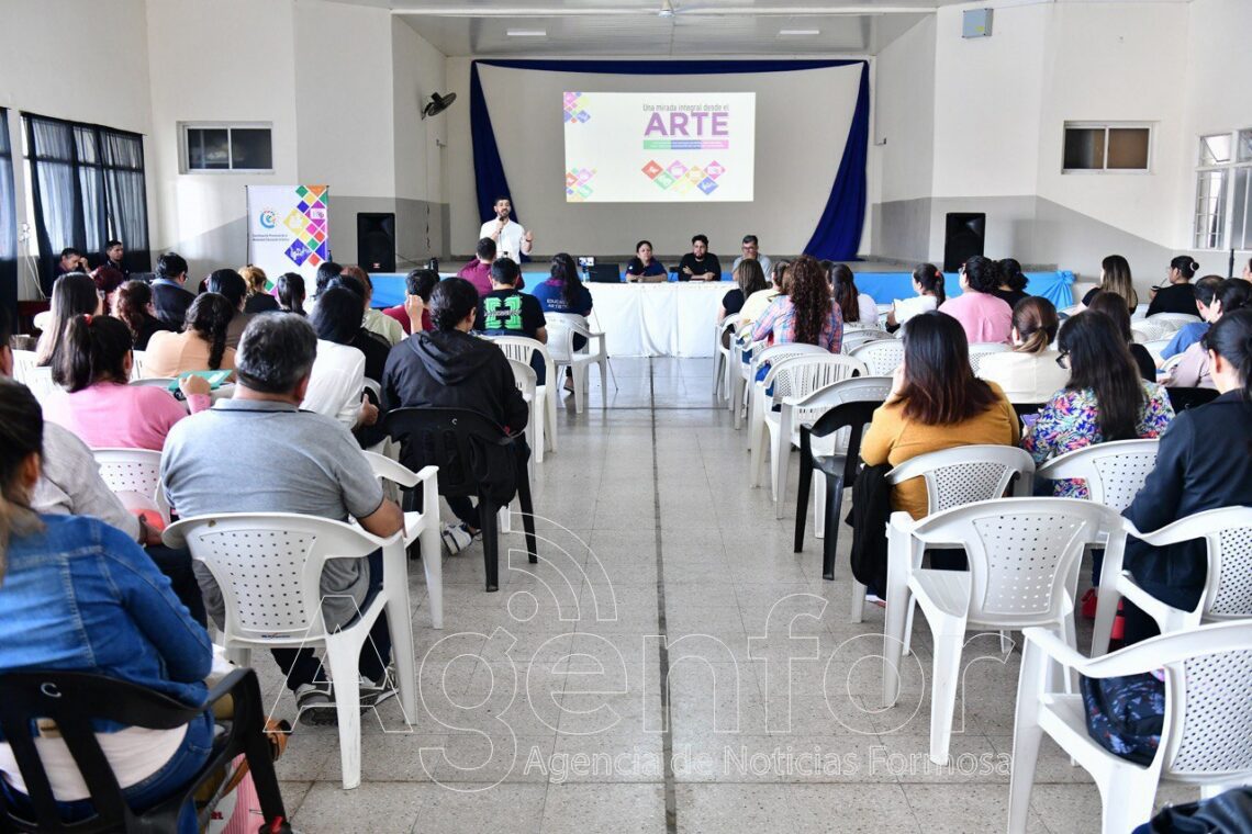 Docentes de Modalidad Artística se capacitan en “Una mirada integral desde el arte”