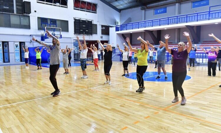 Realzan la importancia de los gimnasios terapéuticos gratuitos para los adultos mayores