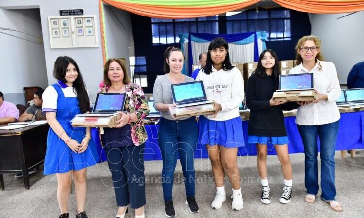 Entregaron netbooks a estudiantes secundarios