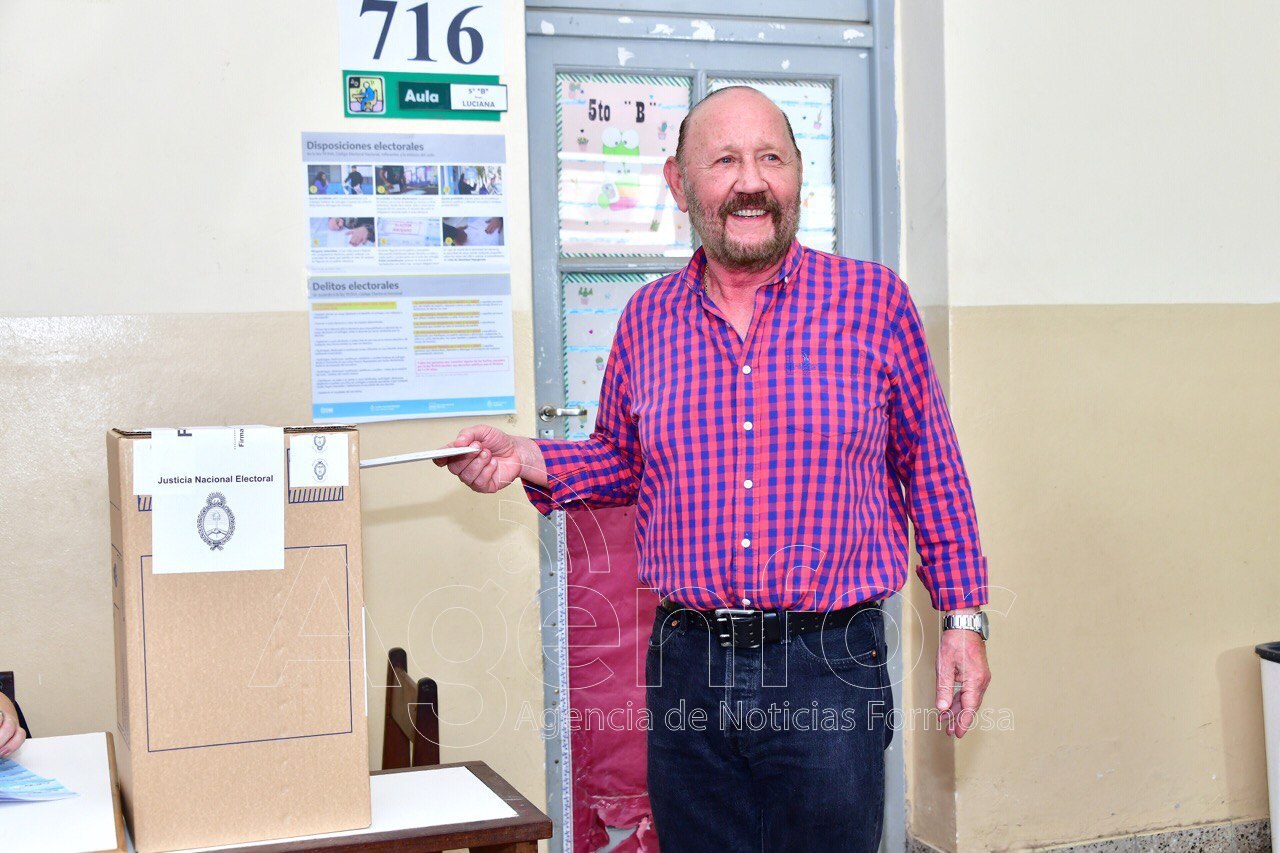 Gildo Insfrán votó en Laguna Blanca: “La democracia volverá a triunfar contra la violencia y el odio”