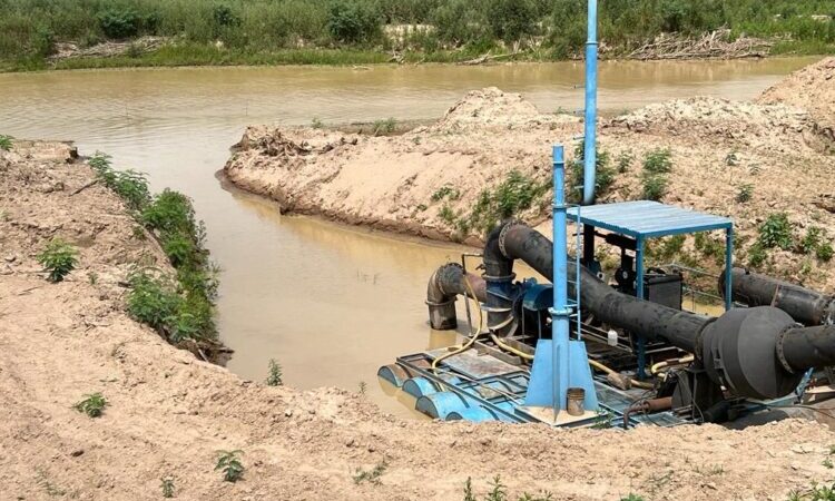 Avanzan trabajos con sistemas de bombeo y correderas en los ríos Pilcomayo y Bermejo para la distribución de agua dulce