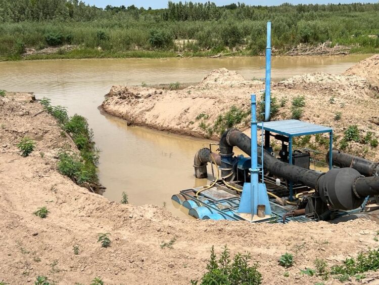 Avanzan trabajos con sistemas de bombeo y correderas en los ríos Pilcomayo y Bermejo para la distribución de agua dulce