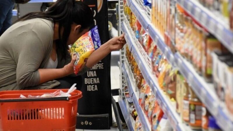 La Defensoría señaló que la inflación mensual se desaceleró en octubre hasta el 8,3%