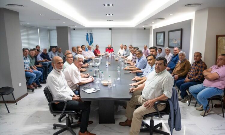 Insfrán se reunió con intendentes de cara a la “elección más importante de estos 40 años de democracia”