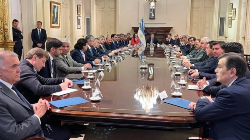 Tras la reunión que los 23 mandatarios provinciales y el jefe de Gobierno porteño mantuvieron este martes con el Presidente, en Casa Rosada, difundieron un comunicado donde advierten las consecuencias de la devaluación.