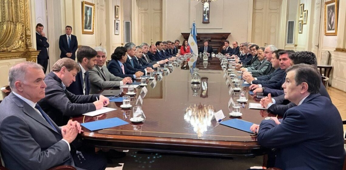 Tras la reunión que los 23 mandatarios provinciales y el jefe de Gobierno porteño mantuvieron este martes con el Presidente, en Casa Rosada, difundieron un comunicado donde advierten las consecuencias de la devaluación.