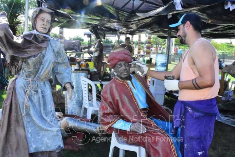 Acondicionan el pesebre hiperrealista del Paseo Costanero