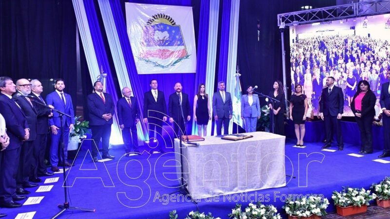 Insfrán tomó juramento a los ministros del Poder Ejecutivo