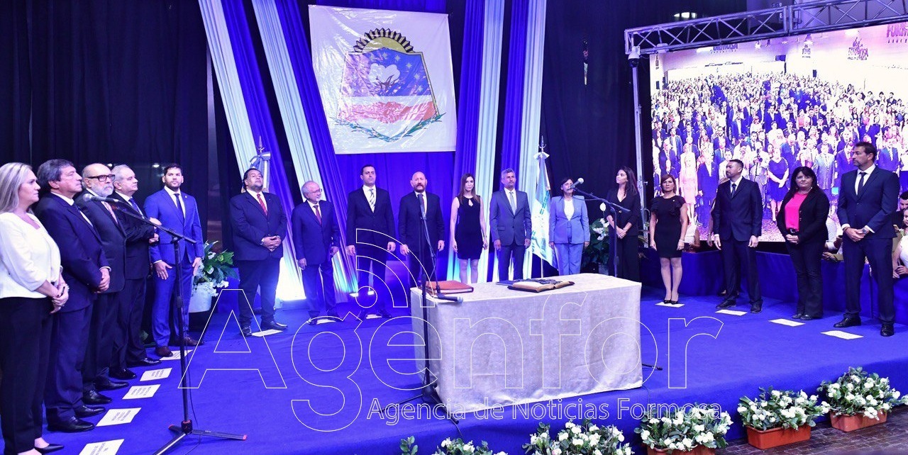 Insfrán tomó juramento a los ministros del Poder Ejecutivo