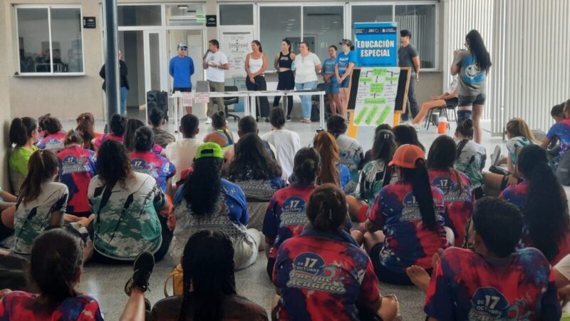Educación Especial brindó un taller de capacitación para más de 100 profesionales que se desempeñan en el Parque Acuático