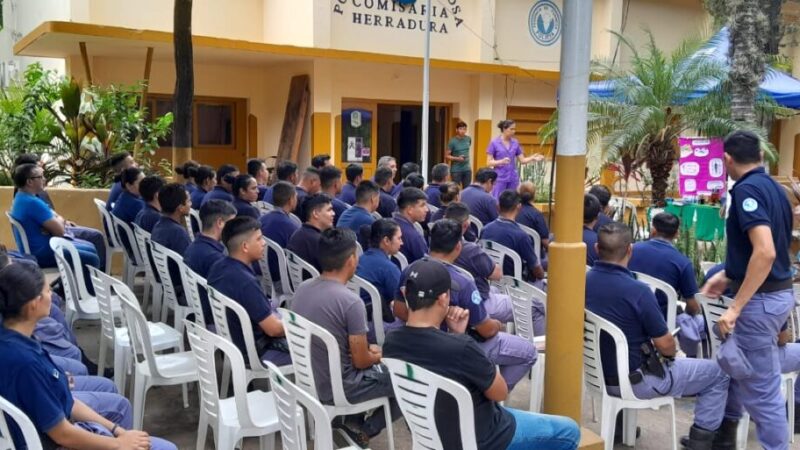 Charla de prevención del dengue y aplicación de refuerzos de vacunas COVID en la comisaría de Herradura