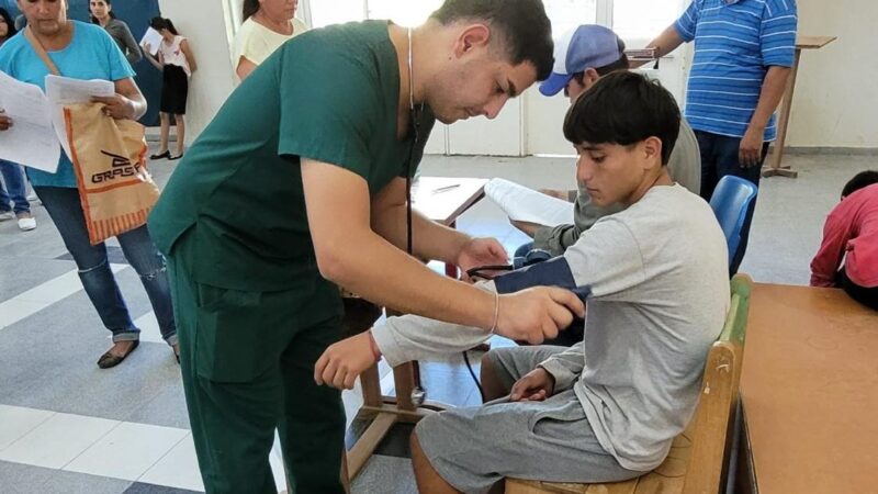 Estudiantes secundarios de Comandante Fontana recibieron completos controles de salud