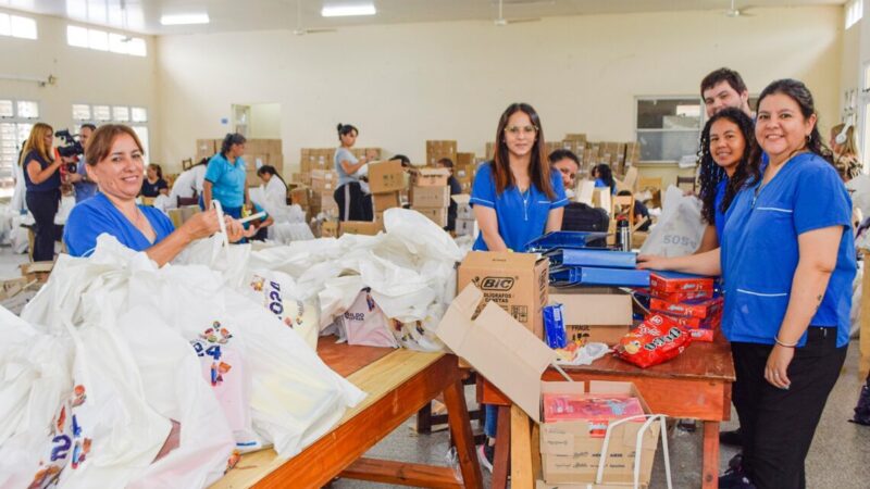 Ponen en valor la entrega de kits escolares: «Es un acto de amor del gobernador Insfrán»