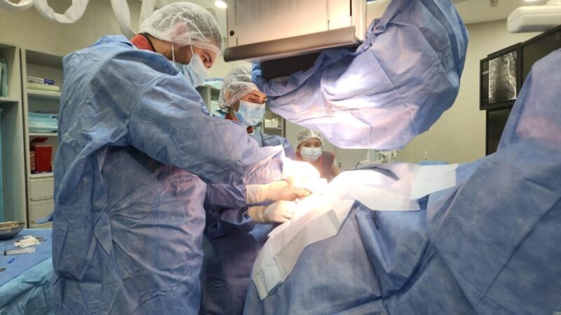 HAC: Profesionales del Fellow de Electrofisiología colocan un cardiodesfibrilador implantable
