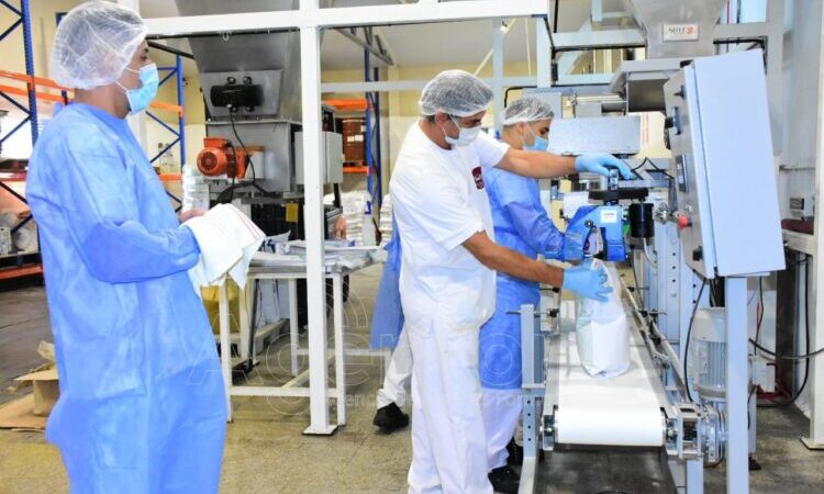 Presentaron una envasadora semiautomática que permitirá mejorar la producción en la Planta Nutrifor