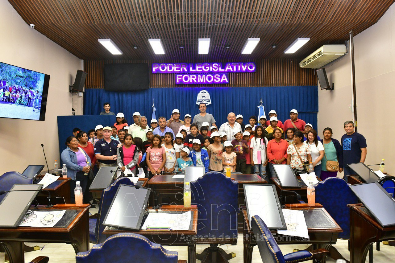 El Vicegobernador recibió en Legislatura provincial a niños y niñas de comunidades del interior