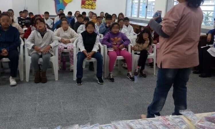 El centro de salud del barrio 7 de Mayo enseña a los escolares de la zona a cuidar la salud bucodental