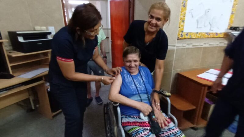 Adultos mayores alojados en residencias de la provincia de Formosa recibieron la vacuna antigripal