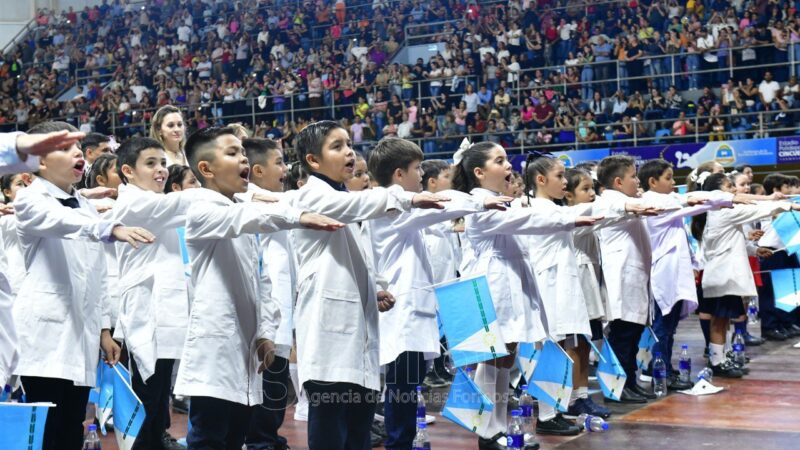 El gobernador Insfrán tomó la promesa de fidelidad a la bandera provincial a más de tres mil alumnos de 4° grado