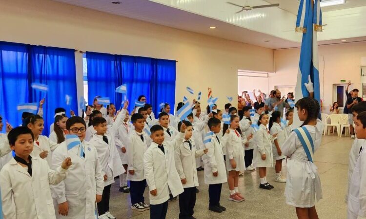 Previo al acto oficial: Diversas escuelas tomaron la promesa de lealtad a la Bandera Nacional