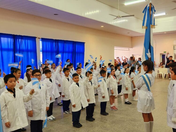 Previo al acto oficial: Diversas escuelas tomaron la promesa de lealtad a la Bandera Nacional