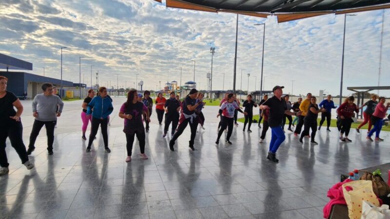 El equipo del Ministerio Secretaría General ofrece clases abiertas y gratuitas de ritmos latinos y pilates