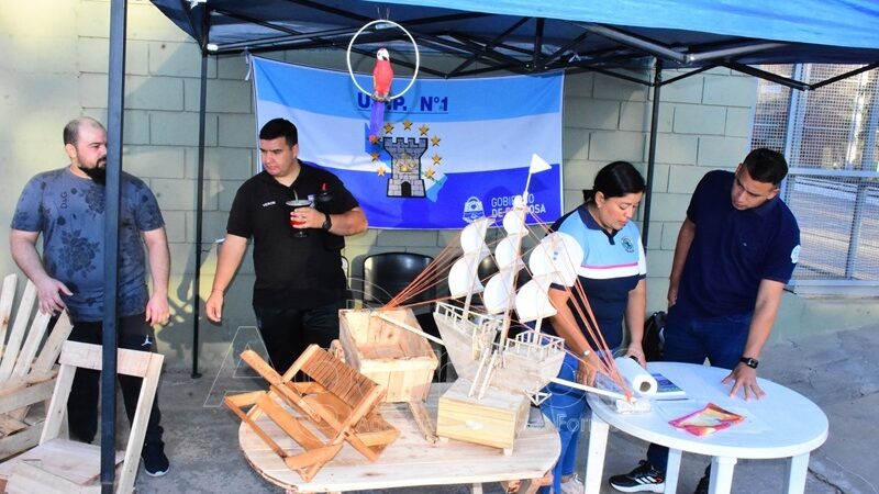 nternos de Unidades Penitenciarias provinciales expusieron sus trabajos en una feria de talleres artesanales