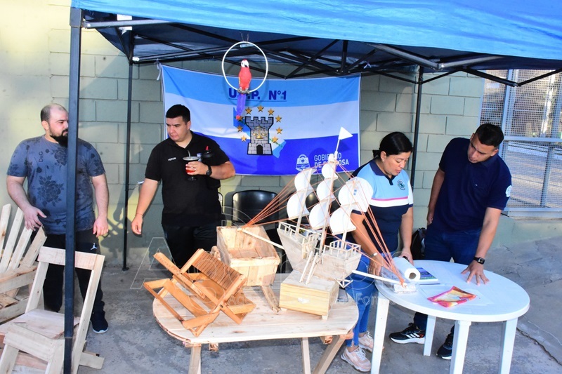 nternos de Unidades Penitenciarias provinciales expusieron sus trabajos en una feria de talleres artesanales