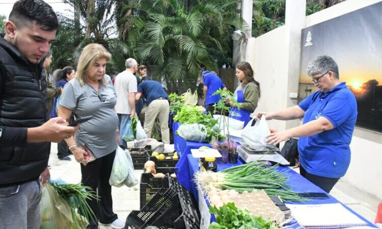 Antes del feriado largo, la gente se abasteció en las ferias PAIPPA