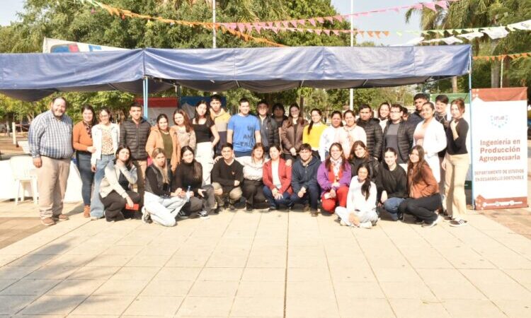 Estudiantes y docentes de la UPLaB realizaron campaña de prevención de hepatitis virales en la plaza de Laguna Blanca