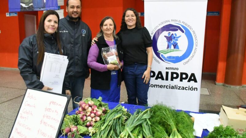 El PAIPPA entregó semillas a productores que participan de las ferias
