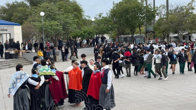 Estudiantes y docentes bailaron el Pericón Nacional