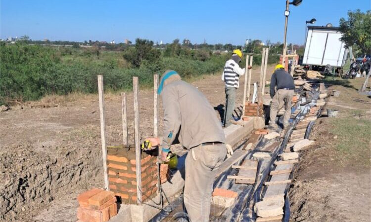 Vialidad Provincial reconstruye barandas y veredas peatonales de la Avenida Ribereña