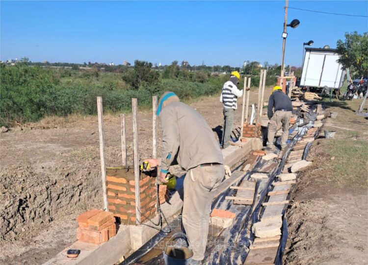 Vialidad Provincial reconstruye barandas y veredas peatonales de la Avenida Ribereña