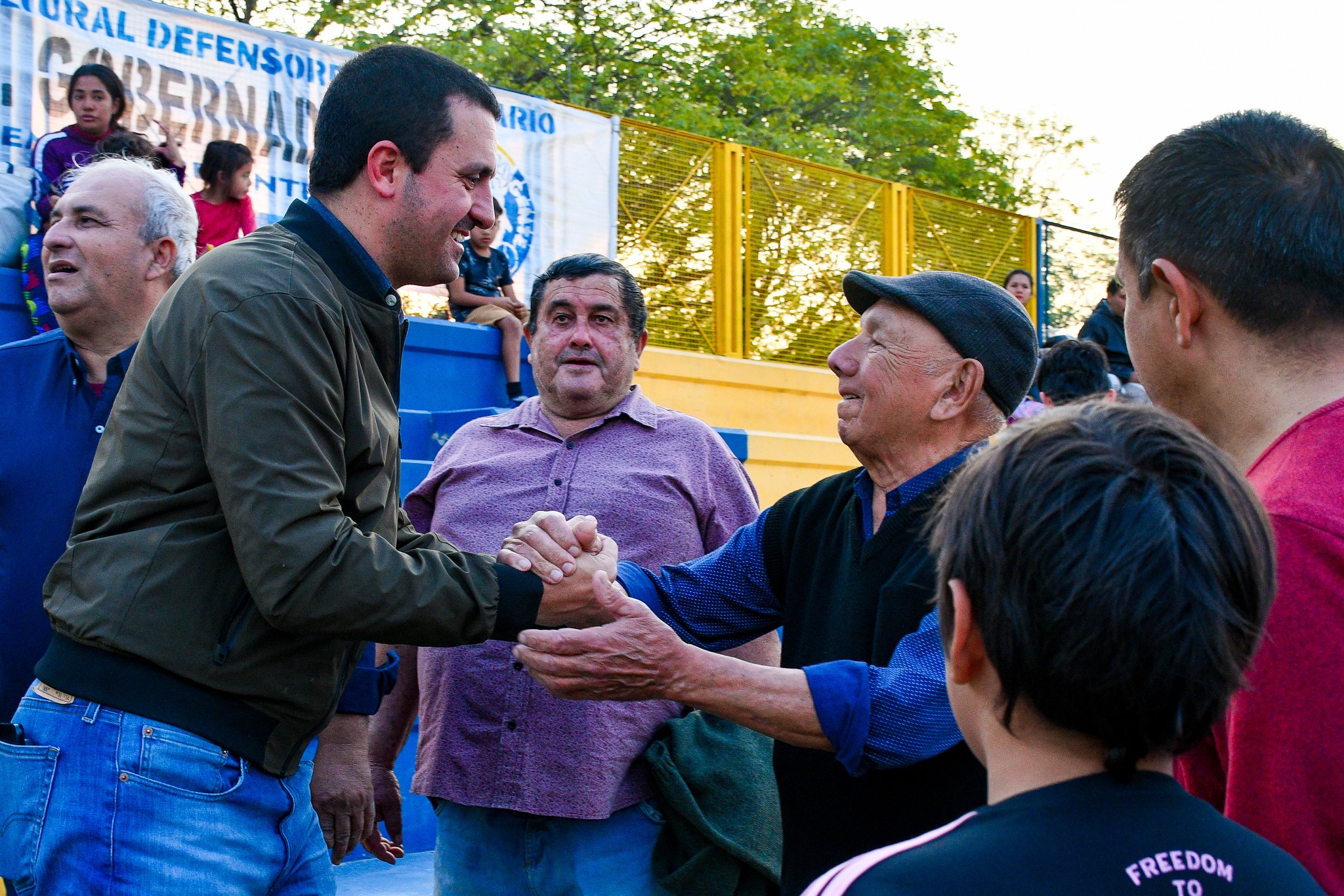 Solís se reunió con vecinos e integrantes del club Defensores del Rosario