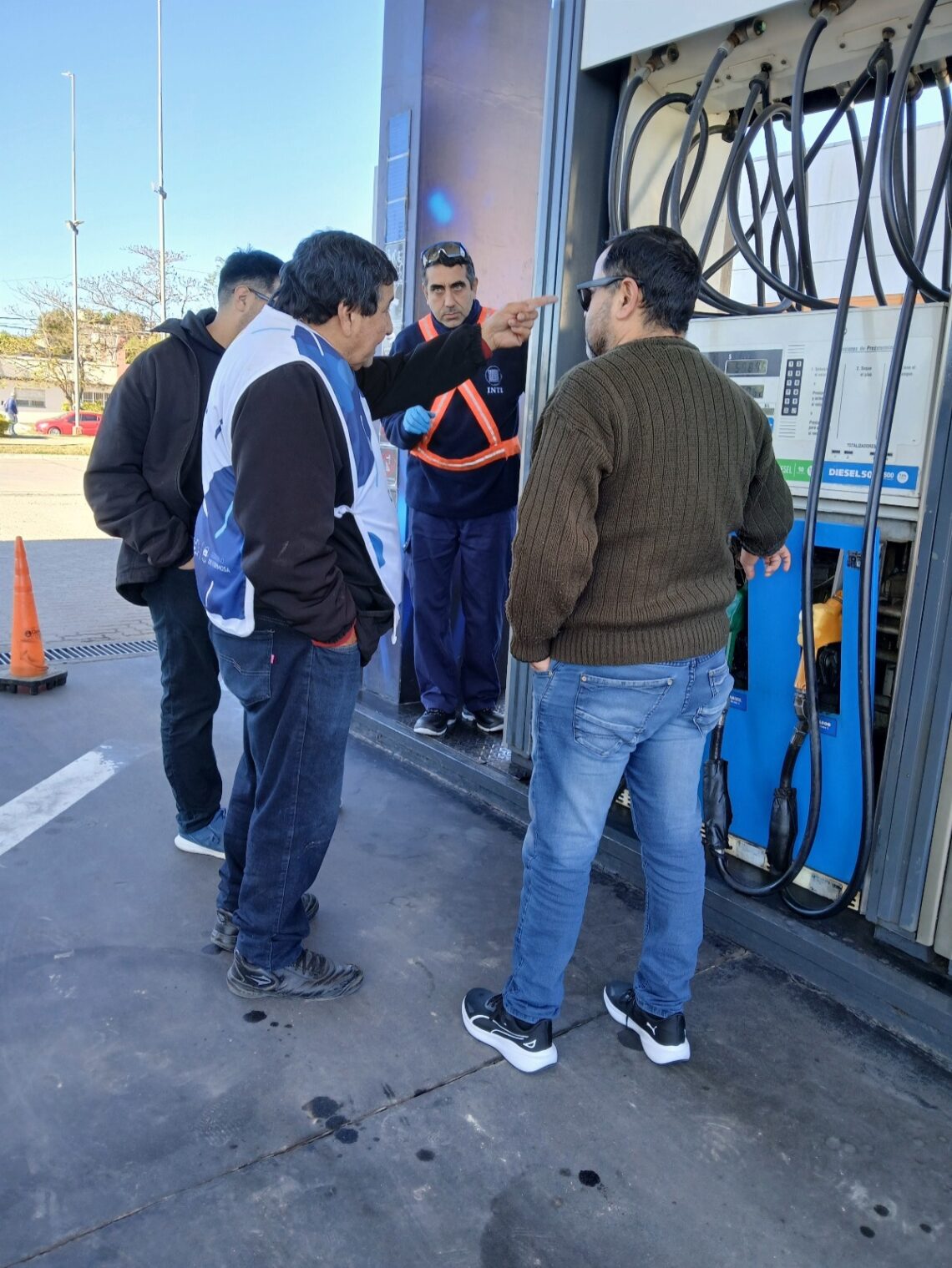 Defensa al Consumidor junto a técnicos verificadores del INTI realizaron controles en estación de servicio