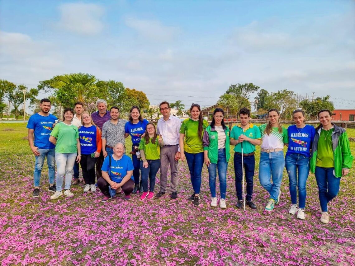 El especialista en Autismo José Luis Cuesta Gómez visitó el Programa de Equinoterapia del IAS