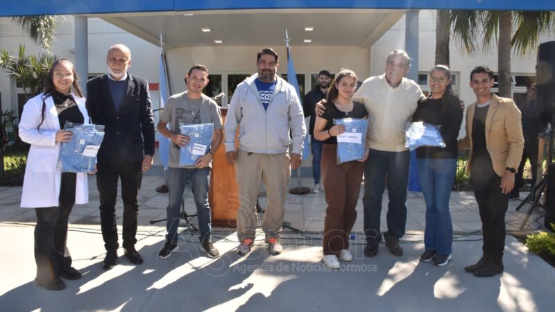 La UPLaB entregó indumentaria a estudiantes de las carreras de Enfermería y Medicina