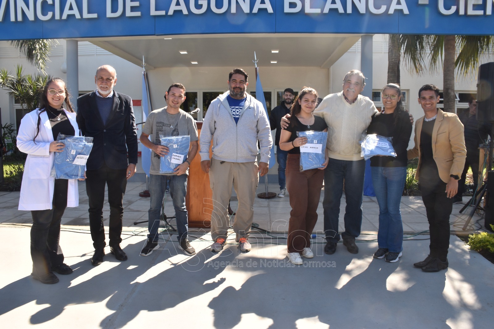 La UPLaB entregó indumentaria a estudiantes de las carreras de Enfermería y Medicina