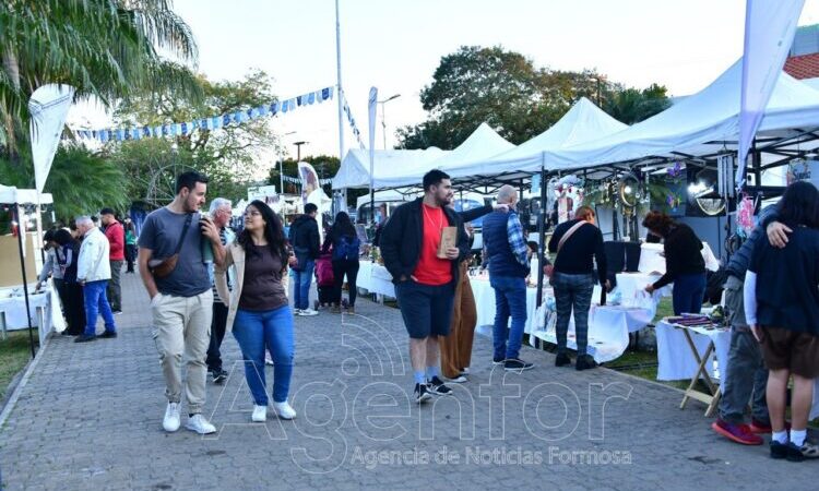 La gente recorrió el Mercado Comunitario de Emprendedores durante el fin de semana