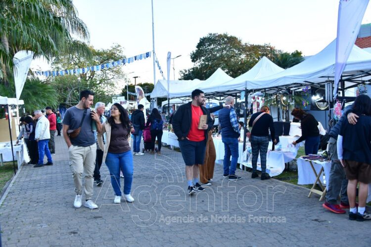 La gente recorrió el Mercado Comunitario de Emprendedores durante el fin de semana