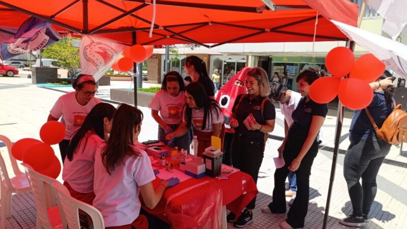 Día del Donante Voluntario de Sangre: El Centro Provincial de Hemoterapia desplegó actividades de concientización en la peatonal capitalina